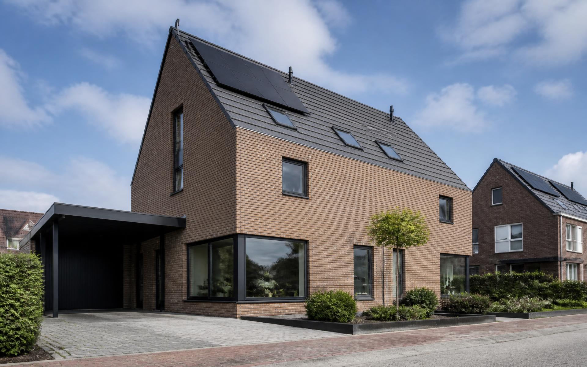 Moderne Nederlandse woning met zonnepanelen op het dak